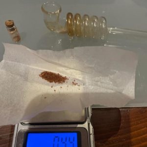 99 % ren DMT (Dimethyltryptamin) kristallint pulver för laboratorieforskning levert i Sverige.