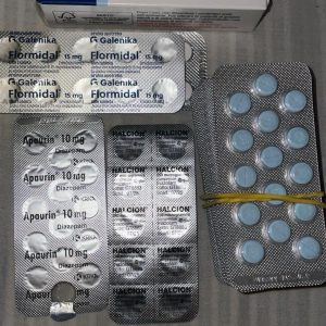 Blå Triazolam Halcion 0.25mg tabletter i originalförpackning för säker leverans i Sverige.