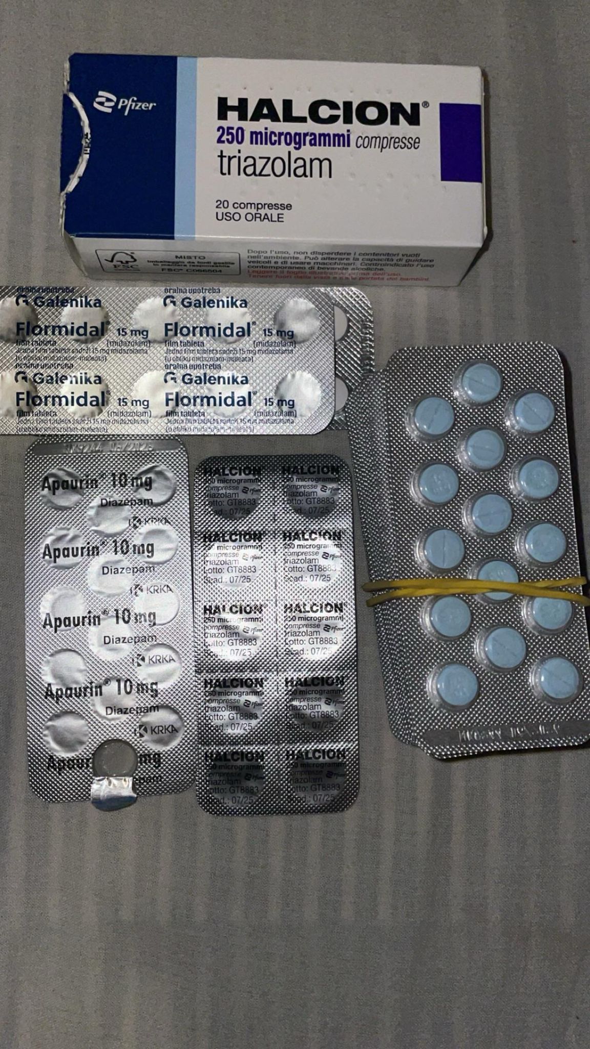 triazolam-halcion-025mg-online-sverige Blå Triazolam Halcion 0.25mg tabletter i originalförpackning för säker leverans i Sverige.