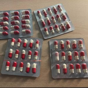 Vita och röda Lyrica Pregabalin 300mg kapslar i originalförpackning för säker leverans i Sverige.