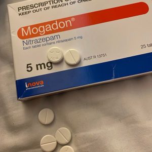 Vita Nitrazepam Mogadon 5mg tabletter i originalförpackning för säker leverans i Sverige.