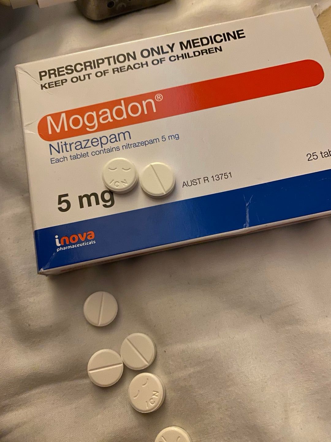 nitrazepam-mogadon-5mg-online-sverige Vita Nitrazepam Mogadon 5mg tabletter i originalförpackning för säker leverans i Sverige.