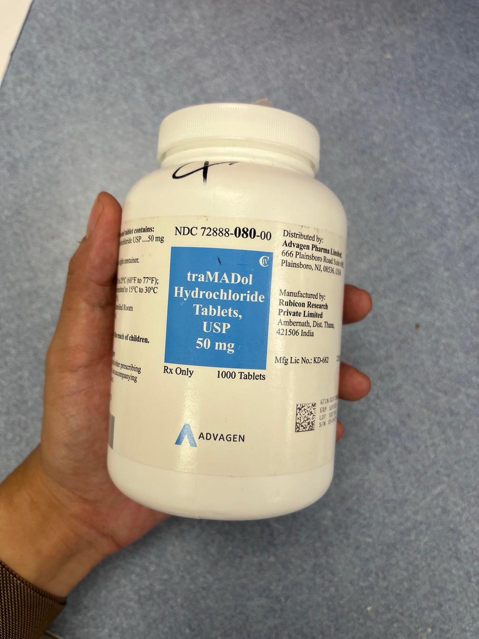 tramadol-100mg-online-sverige Vita Tramadol 100mg tabletter i originalförpackning för säker leverans i Sverige.